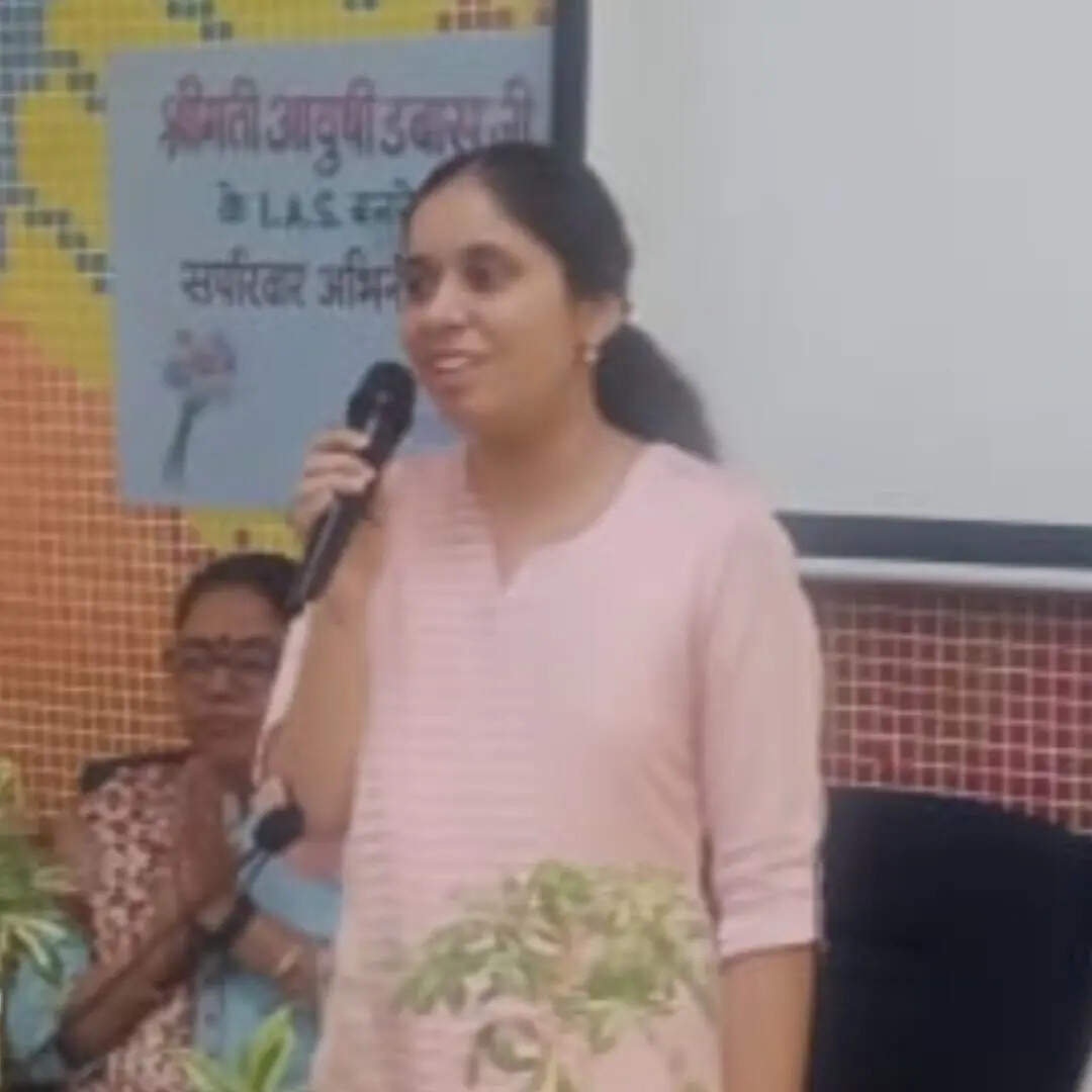 बचपन से दृष्टिबाधित थीं आयुषी