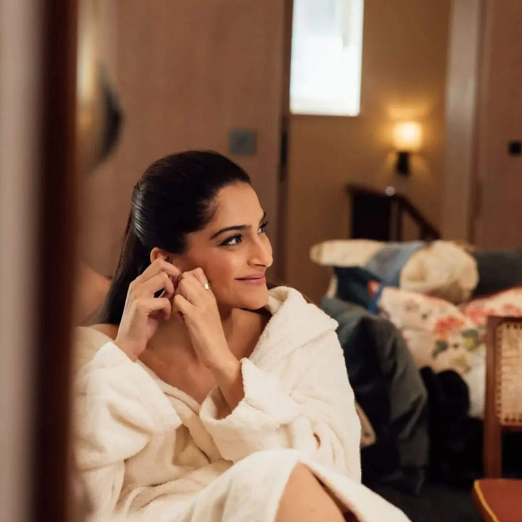 पोस्ट शेयर करते हुए सोनम ने लिखा कि लंदन फैशन वीक में इआरडीएम के सामने की पहली लाइन लेकर एक विशेष उत्सव की शाम तक गोडावण की उड़ान का जश्न जो 100 से बढ़कर 173 हो गया। राजस्थान की जड़ों को सलाम। मुझे गर्व है कि मैं उस कहानी का हिस्सा हूं जहां शिल्पकला परंपरा और संरक्षण एक साथ नाचते-गाते हैं।Image Instagram