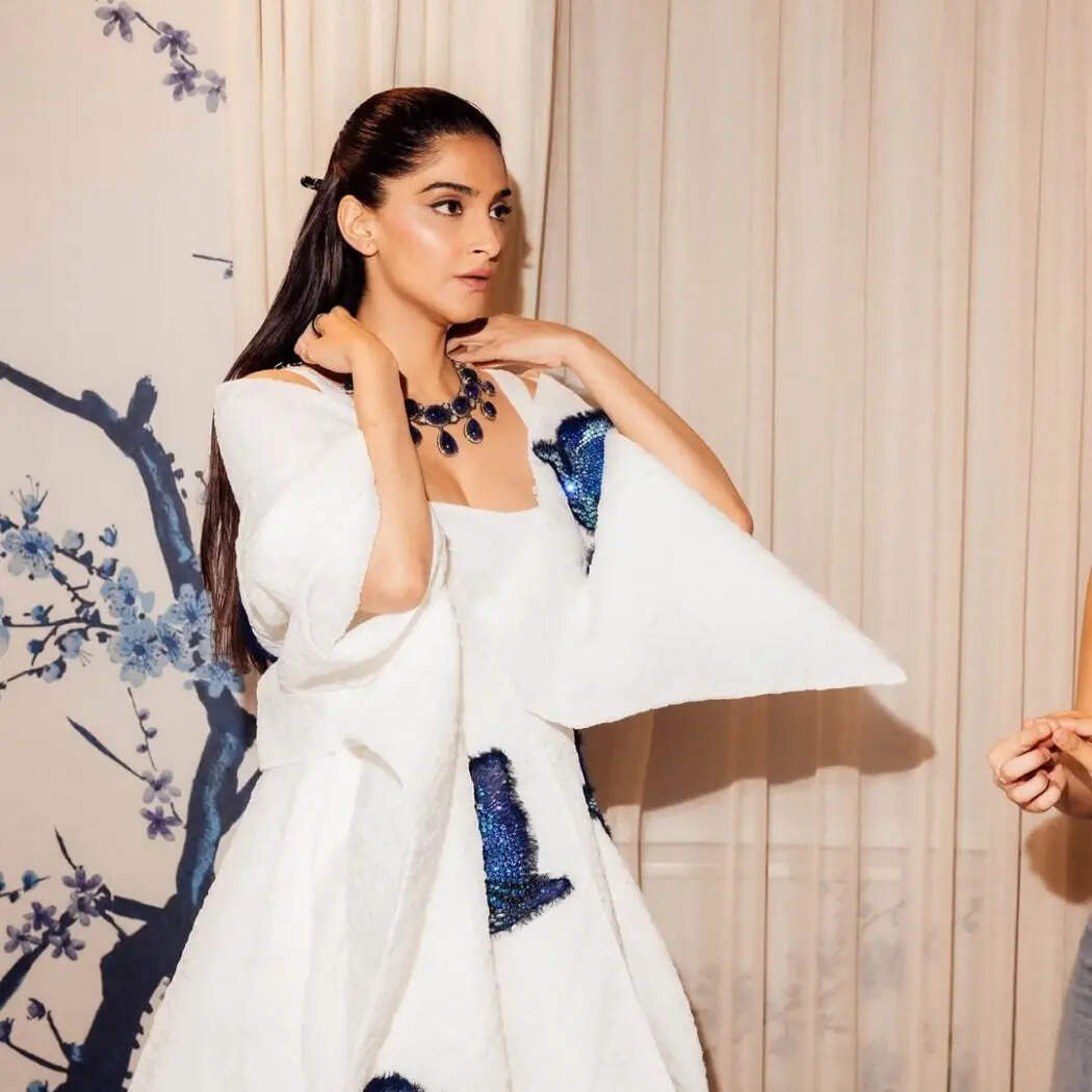 मिनिमल मेकअप और हाफ-टाई हेयरस्टाइल के साथ उन्होंने अपने लुक में चार चांद लगाया। Image Instagram