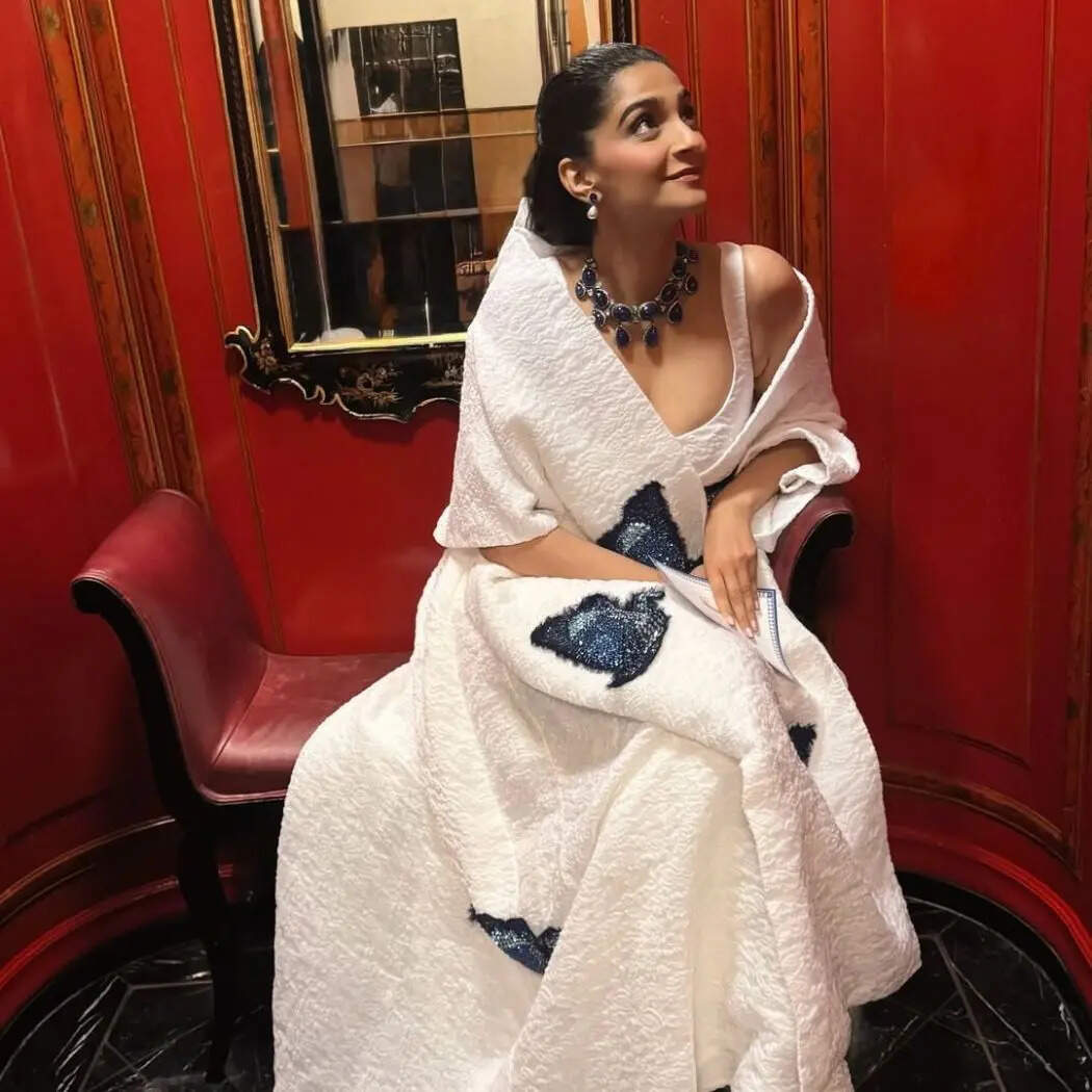 सोनम कपूर ने अपने लुक को पूरा करने के लिए ब्लू स्टोन जड़ित नेकलेस और झुमके कैरी किए जो राजस्थानी हस्तशिल्प का शानदार उदाहरण हैं।Image Instagram