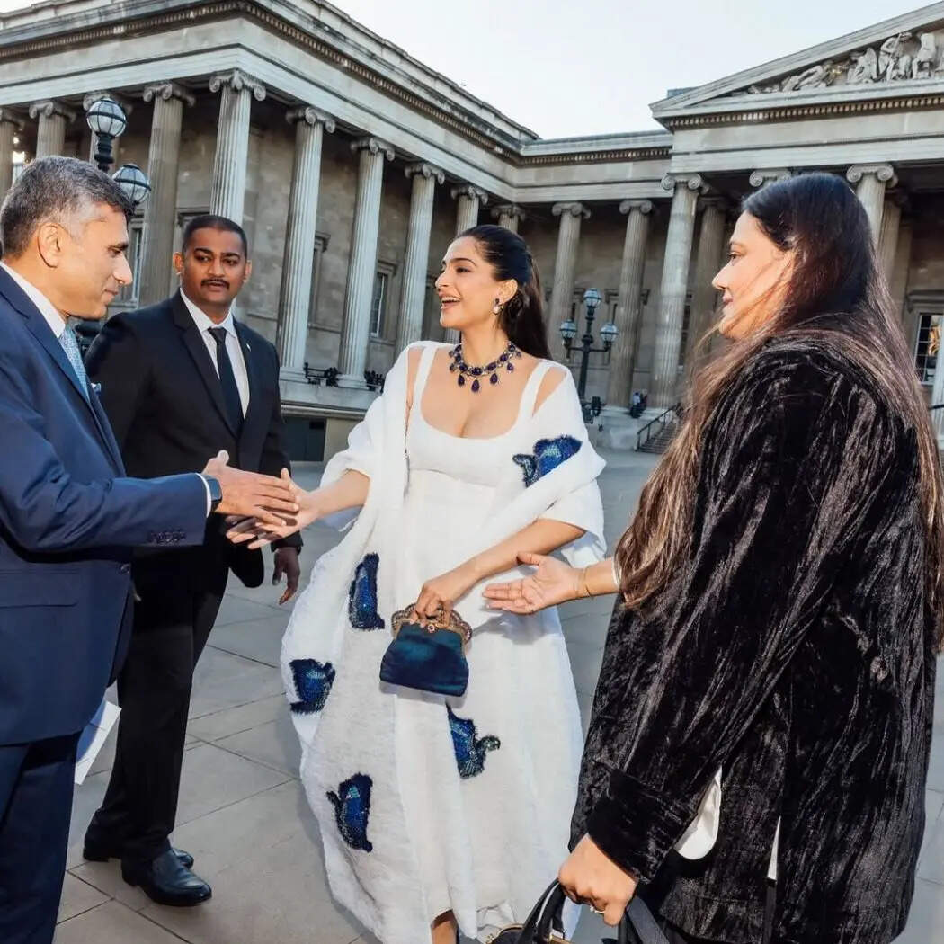 इंस्टाग्राम पर शेयर की गई तस्वीरों में सोनम ने सफेद रंग की ड्रेस पहनी है जिसके साथ उन्होंने नीले धागों से बुनी गोडावण की कढ़ाई वाला दुपट्टा ओढ़ा।Image Instagram