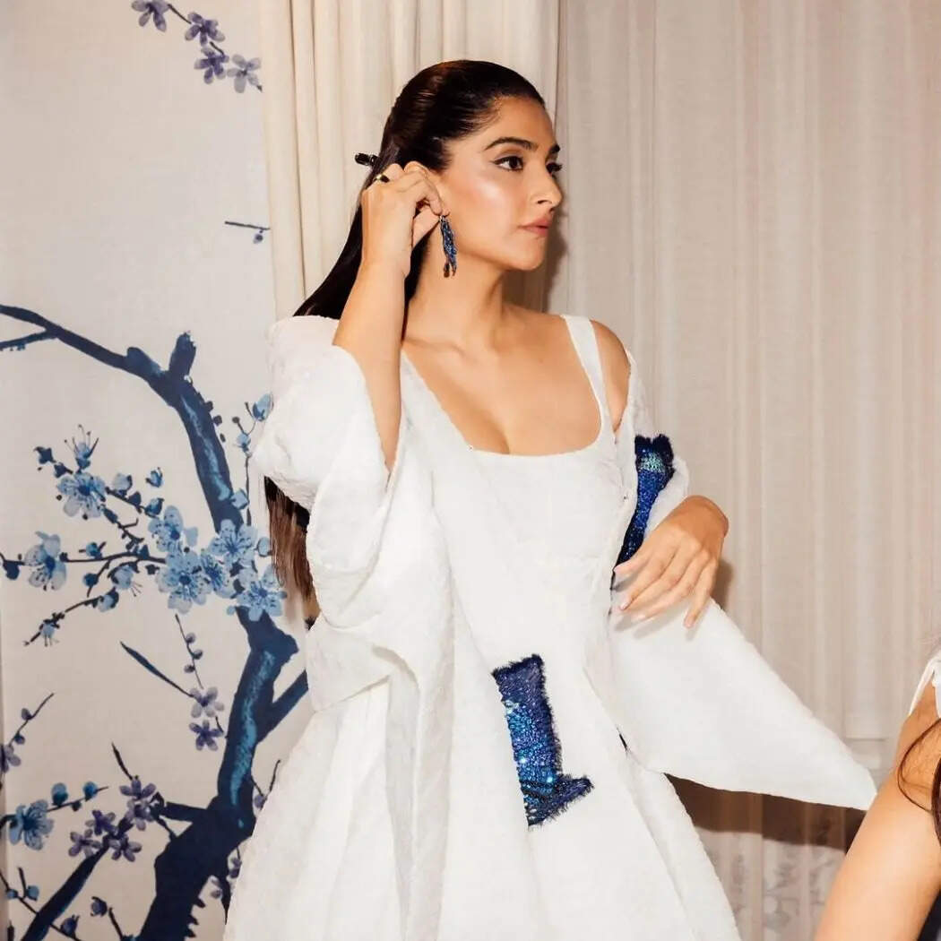 विदेशी धरती पर सोनम ने अपने आउटफिट ज्वेलरी और मेकअप से फैंस के दिलों पर जादू चलाया है। Image Instagram