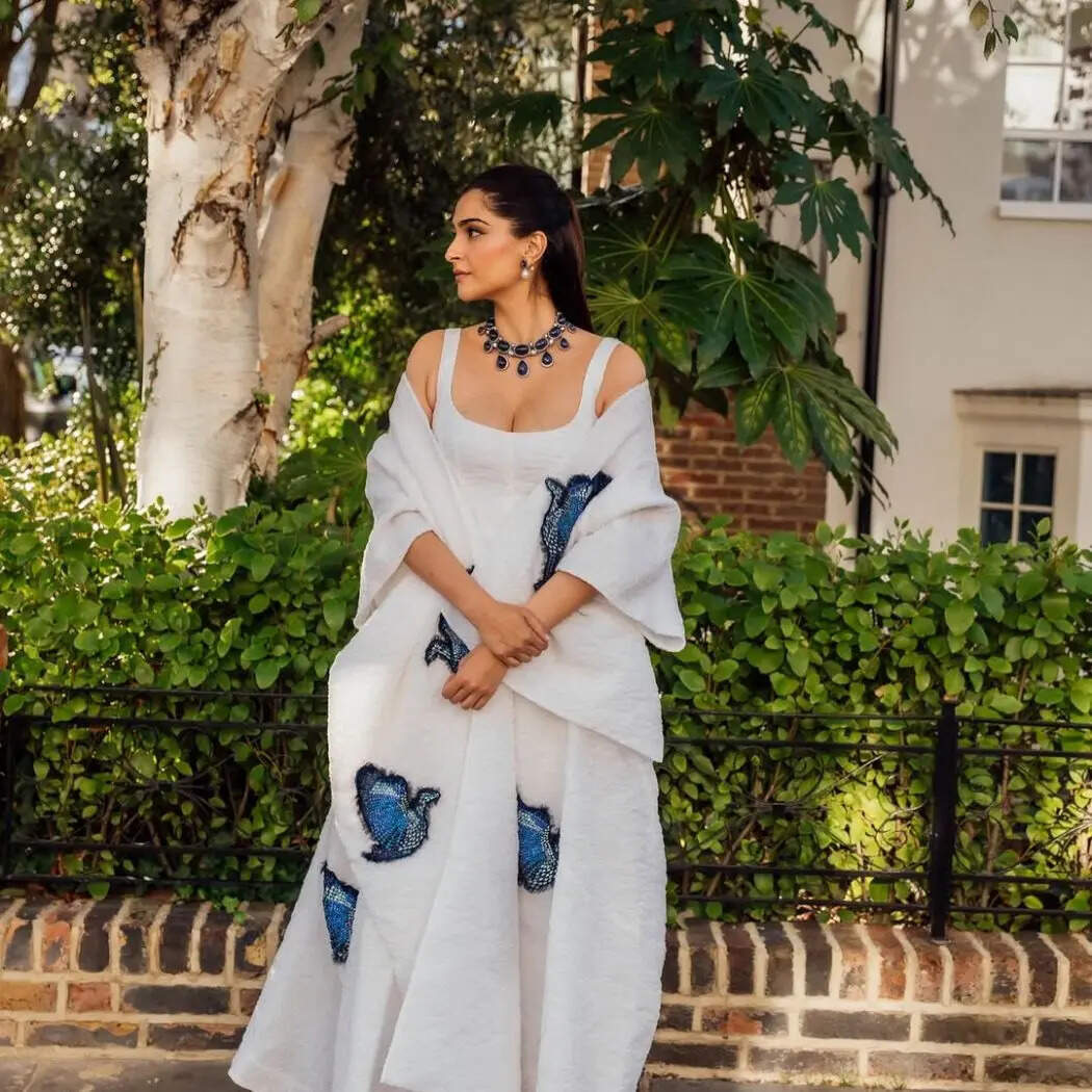 बॉलीवुड की डीवा सोनम कपूर ने हाल ही में लंदन फैशन वीक में अपने यूनिक स्टाइल और फैशन सेंस से जलवा बिखेरा। उनकी तस्वीरें सोशल मीडिया पर जमकर वायरल हो रही है। Image Instagram