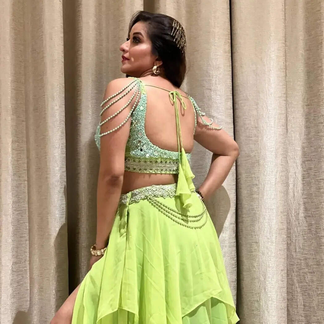 इस अटायर में मोनालिसा अपना कर्वी फिगर फ्लॉन्ट करती दिख रही हैं। Image Instagram