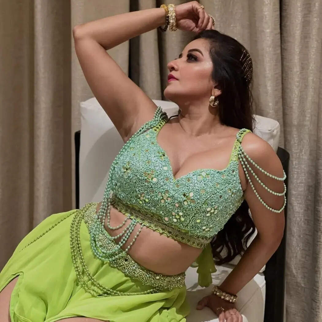 अपने लुक को उन्होंने चंकी इयरिंग्स के साथ कंप्लीट किया है। Image Instagram