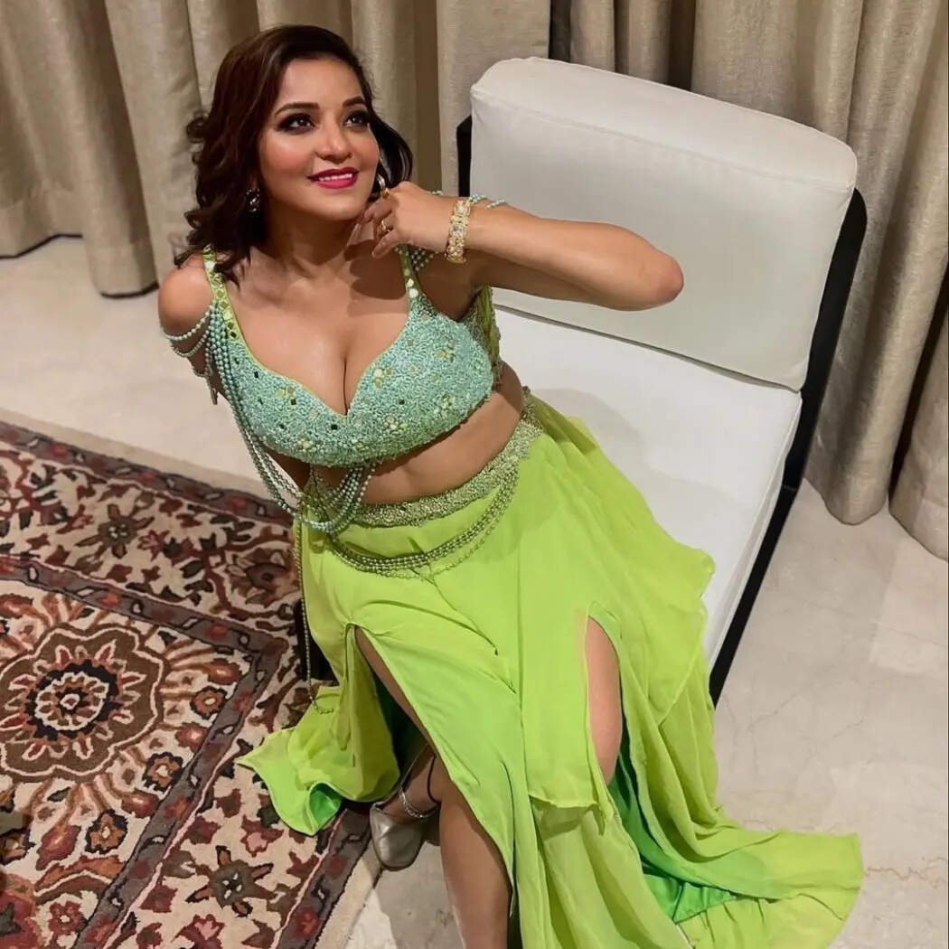 एक्सेसरीज पर गौर करें तो हसीना ने अपने आउटफिट के कंट्रास्टिंग कलर के हिसाब से व्हाइट कलर का कड़ा पहना है। साथ ही उन्होंने बड़ी सी स्टोन की अंगूठी भी पहनी है। Image Instagram