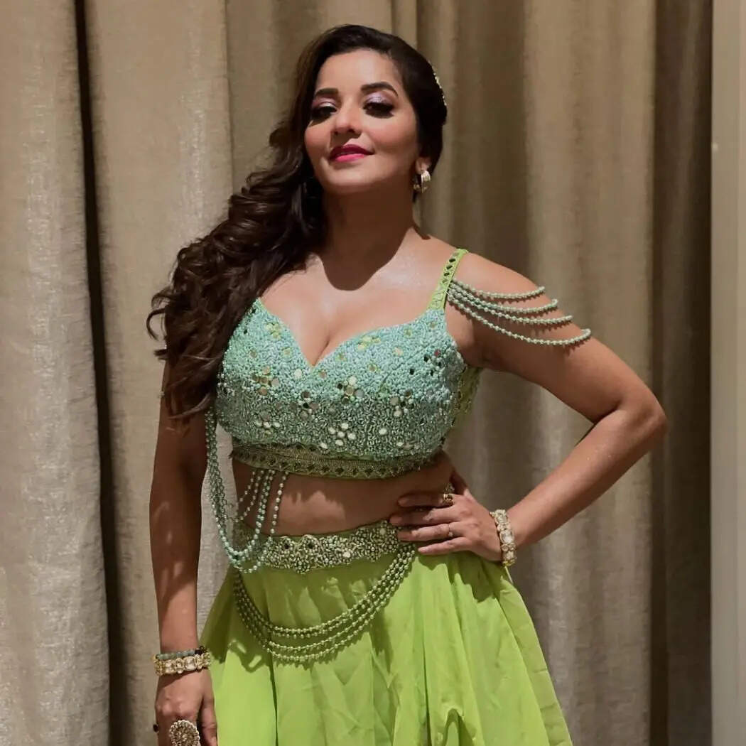 इसे उन्होंने डीप नेक ब्लाउज के साथ पेयर किया है। जिसमें बारीक कारीगरी की गई है इसके साथ ही लगे मोती इस ब्लाउज की खूबसूरती को और बढ़ा रहे हैं। Image Instagram