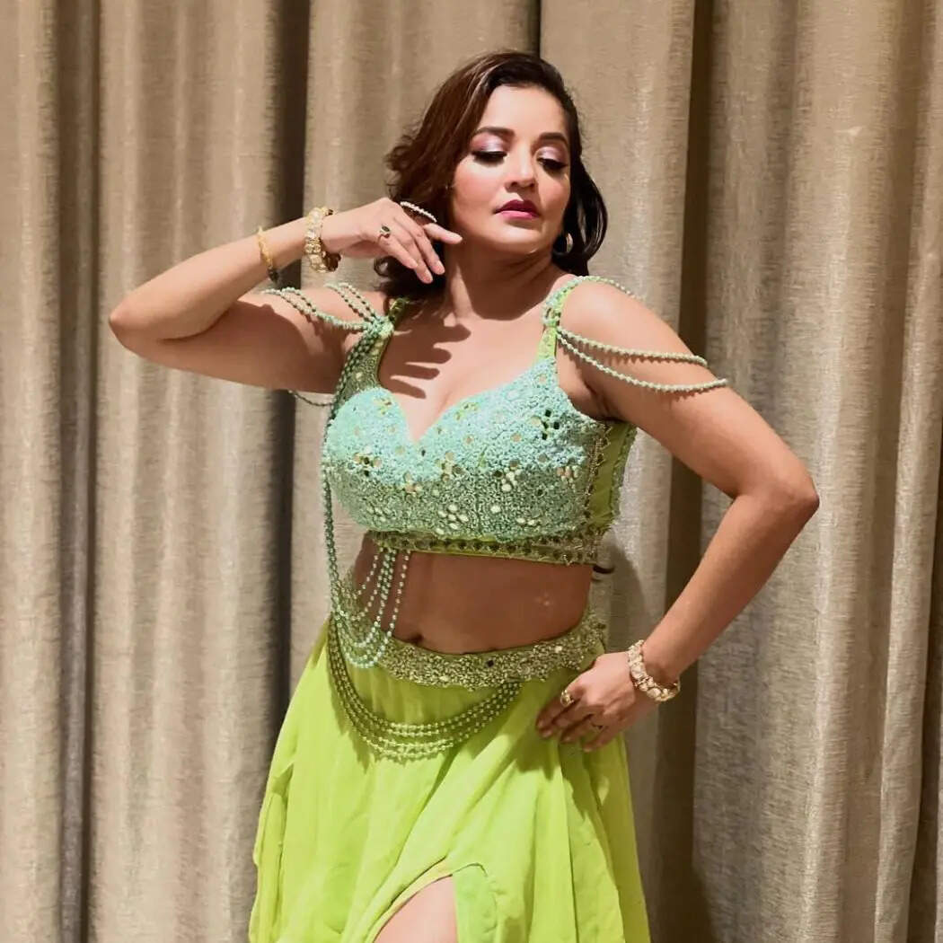 सामने आई तस्वीरों में मोनालिसा ग्रीन कलर का स्लिट स्कर्ट पहनी नज़र आ रही हैं। ये आउटफिट हसीना पर काफी जच रहा है। Image Instagram