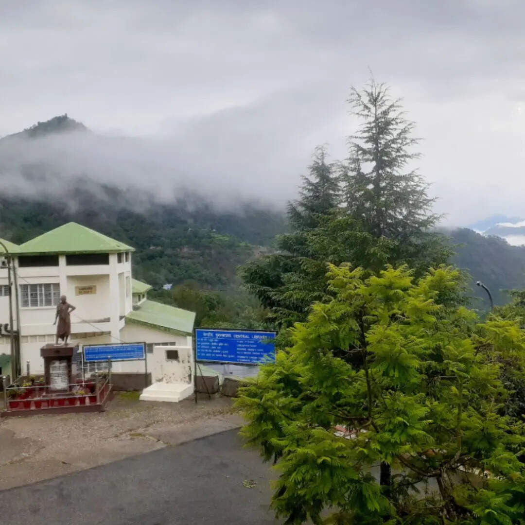 वादियों से घिरा HNBGU