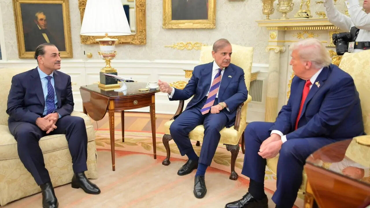 व्हाइट हाउस में शहबाज-मुनीर की बेइज्जती! दरवाजे के बाहर खड़े ट्रंप का  इंतजार करते रहे दोनों ; क्यों हुई ये फजीहत? | Times Now Navbharat