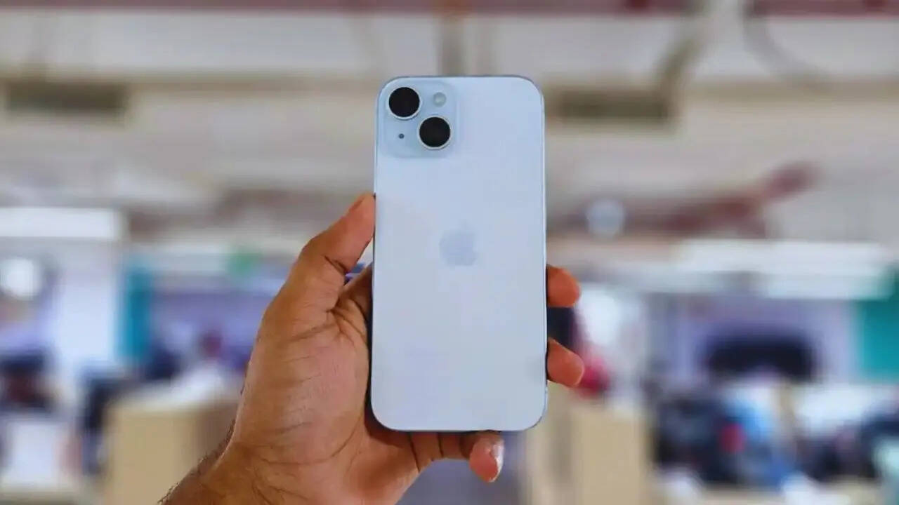 ​अमेजन फेस्टिव सीजन सेल ऑफर में ग्राहकों  iPhone 15 पर 31% का धमाकेदार डिस्काउंट दे रहा है। इस ऑफर के बाद आप इसे सिर्फ 47,999 रुपये में खरीद सकते हैं। इसमें मिलने वाले दूसरे ऑफर्स की बात करें तो इसमें SBI क्रेडिट कार्ड पर आपको 1250 रुपये तक का डिस्काउंट मिल जाएगा। इसके अलावा इसमें 2399 रुपये तक का कैशबैक ऑफर भी मिल जाएगा।