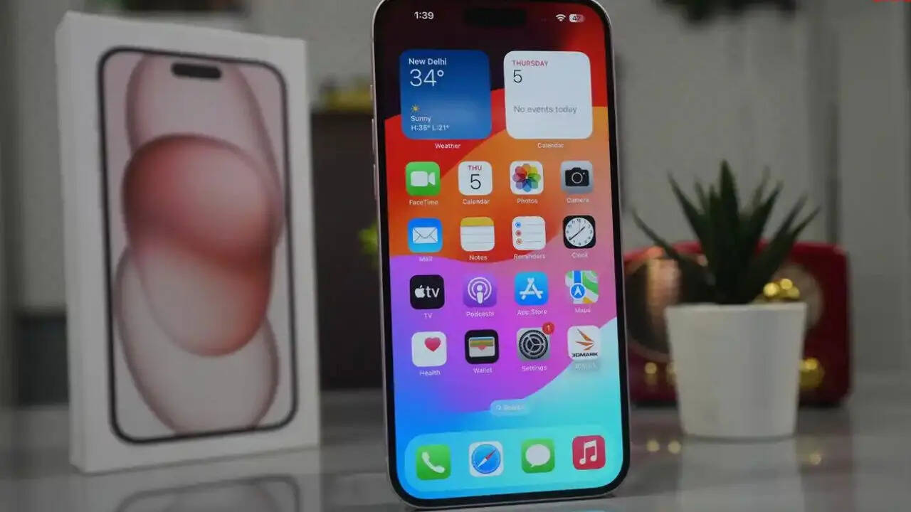 ​आपको बता दें कि iPhone 15 को 69,999 रुपये की कीमत में लिस्ट किया गया है। Great Indian Festival सेल में इस प्रीमियम आईफोन को आप 40 हजार रुपये से भी कम कीमत में खरीदकर घर ले जा सकते हैं। अमेजन ग्राहकों को फ्लैट डिस्काउंट के साथ साथ बैंक ऑफर्स और एक्सचेंज ऑफर भी दे रहा है।