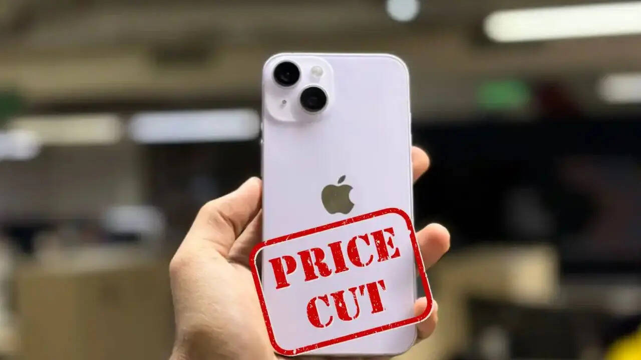 ​अगर आप अधिक कीमत होने की वजह से iPhone 17 या फिर iPhone 16 नहीं खरीद पा रहे हैं तो टेंशन मत लीजिए। ग्रेट इंडियन फेस्टिवल सेल में आप iPhone 15 को अब तक की सबसे कम कीमत में खरीद सकते हैं। अमेजन इस स्मार्टफोन में कंपनी धमाकेदार डिस्काउंट ऑफर दे रही है। 