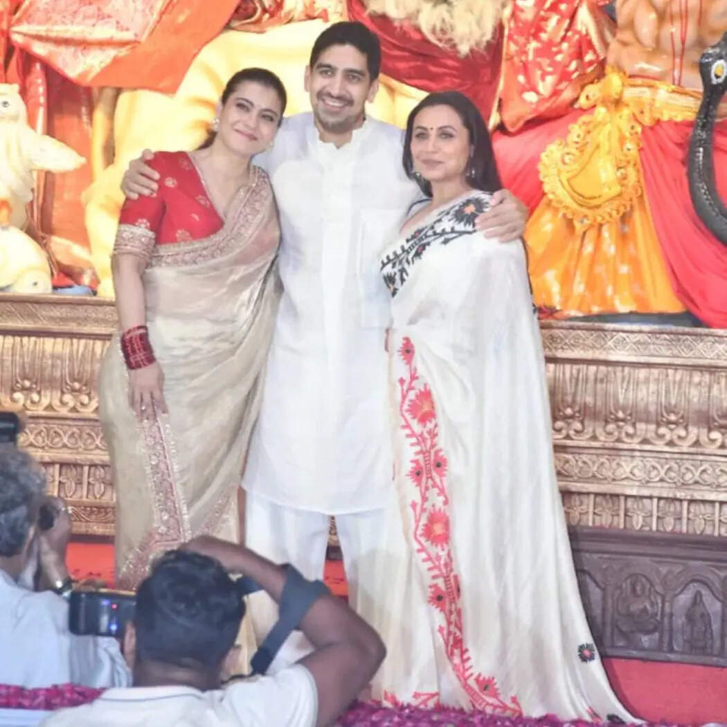 यह साल फिल्म निर्माता अयान मुखर्जी के लिए भी भावनात्मक रूप से महत्वपूर्ण है क्योंकि यह उनके पिता देबू मुखर्जी के बिना उनकी पहली दुर्गा पूजा है जिनका इसी साल निधन हो गया था। देबू मुखर्जी परिवार के वार्षिक पूजा उत्सव के प्रमुख आयोजक हुआ करते थे।Image Instagram