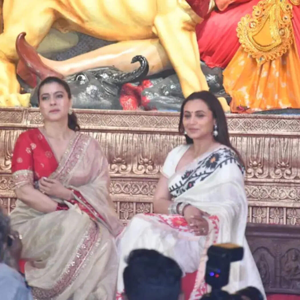 मुखर्जी परिवार की बहुचर्चित नॉर्थ बॉम्बे सर्बोजनीन दुर्गा पूजा का 2025 का उत्सव पंचमी के दिन काजोल और रानी मुखर्जी की अगुवाई में शुभारंभ हुआ। Image Instagram