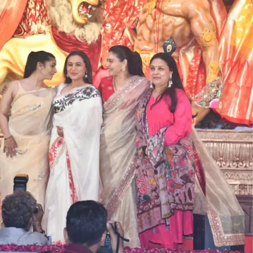 काजोल रानी मुखर्जी और तनिषा मुखर्जी कैमरे के सामने पोज देती हुआ काफी स्टनिंग लग रही हैं। काजोल और रानी का साड़ी लुक सोशल मीडिया पर जमकर वायरल हो रहा है। Image Instagram