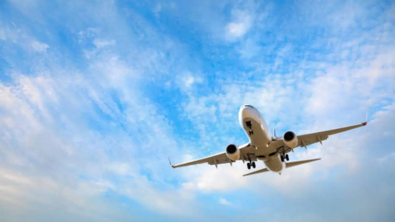​Emirates ने 1 अक्टूबर 2025 से फ्लाइट्स में पॉवर बैंक के इस्तेमाल पर पूरी तरह से रोक लगा दी है। सिर्फ पॉवर बैंक के इस्तेमाल पर ही रोक नहीं लगाई गई है बल्कि पॉवर बैंक लेकर चलने के नियम में भी बदलाव किए हैं। एयरलाइन कंपनी के नए नियम से यात्रियों को परेशानी का सामना करना पड़ सकता है। (iStock)