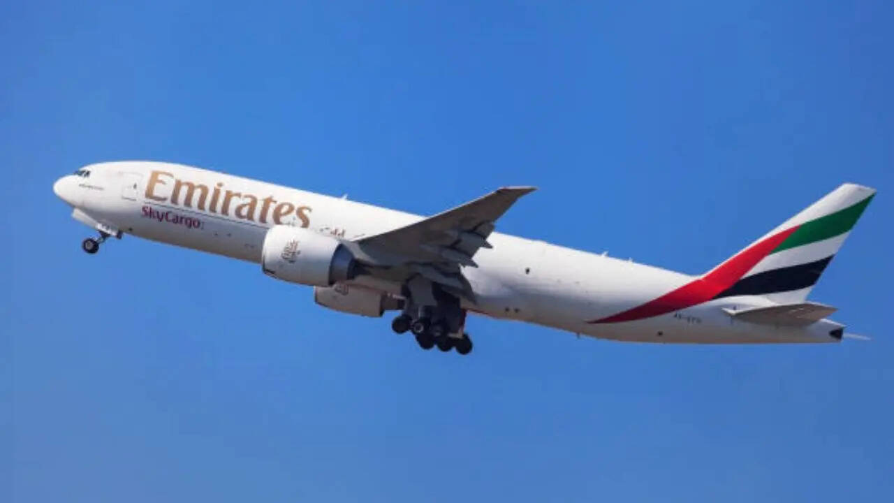 ​Emirates एयरलाइन के मुताबिक पिछले कुछ सालों में पावर बैंक का इस्तेमाल काफी ज्यादा बढ़ा है। इससे बैटरी से जुड़ी घटनाओं में भी बढ़ोतरी हुई है। कंपनी की मानें तो एविएशन इंडस्ट्री में लिथियम आयन बैटरी से जुड़ी घटनाएं बढ़ी हैं इसलिए अब यात्रा के दौरान पावर बैंक के इस्तेमाल पर रोक लगाई गई है।  ऐसे में यात्रियों की सेफ्टी को ध्यान में रखते हुए इस तरह का फैसला लिया गया है। (iStock)