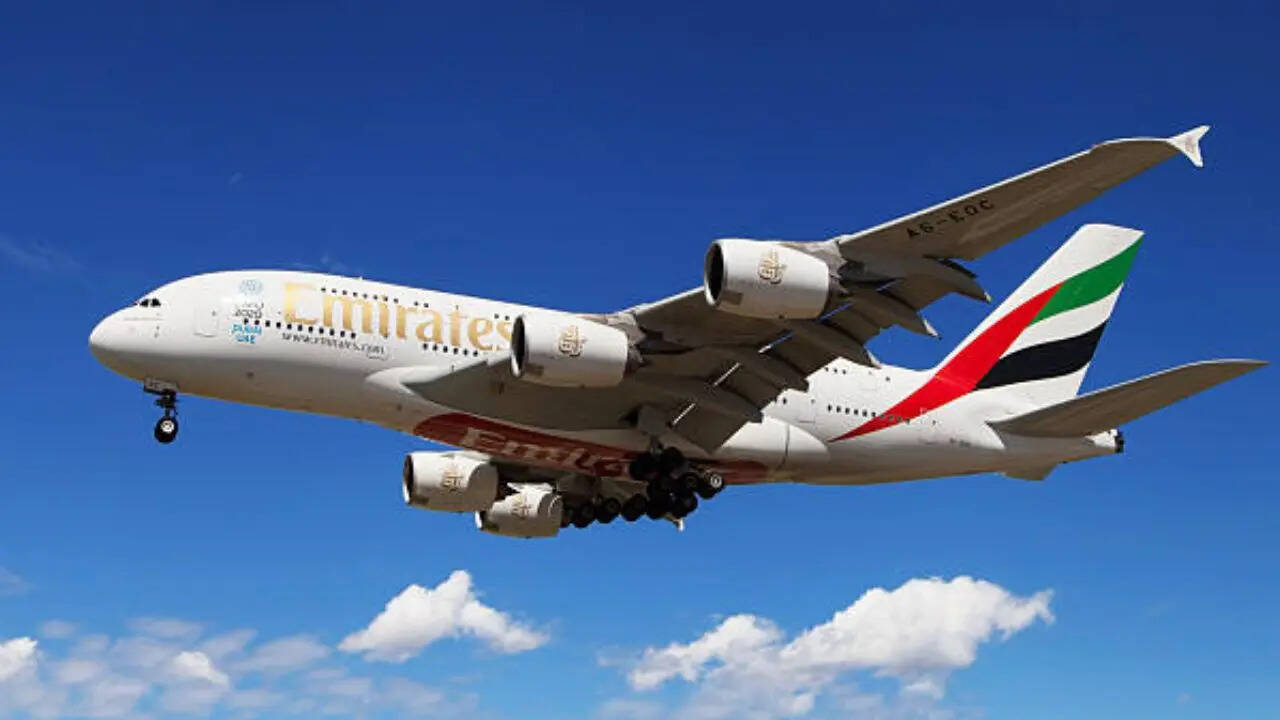 ​Emirates के नए नियम के बाद अब पैसेंजर पावर बैंक का इस्तेमाल करके अपने फोन, लैपटॉप या फिर अपने हेडफोन्स को चार्ज नहीं कर पाएंगे। इतना ही नहीं हवाई जहाज की सीट के नीचे लगे पॉवर सॉकेट से पॉवर बैंक को चार्ज करने पर भी रोक लगा दी गई है। (iStock)
