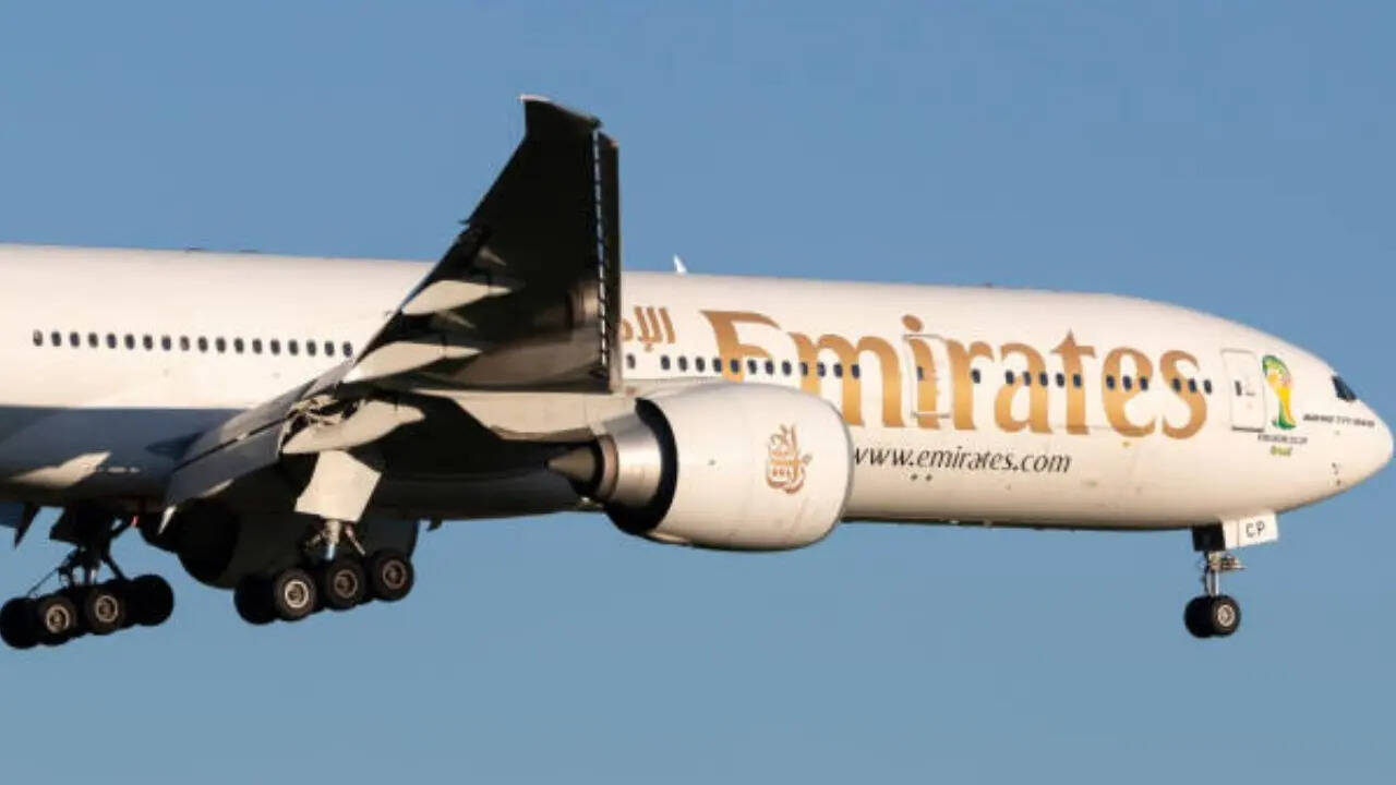 ​आपको बात दें कि Emirates की तरफ से लागू किए गए नए नियम के मुताबिक अब यात्री उड़ान के दौरान सिर्फ एक पॉवर बैंक कैरी करके ले जा सकते हैं। एक पॉवर बैंक रखने की भी इजाजत उन्हें तभी मिलेगी जब उसकी पॉवर कैपेसिटी 100Wh से कम होगी। (iStock)