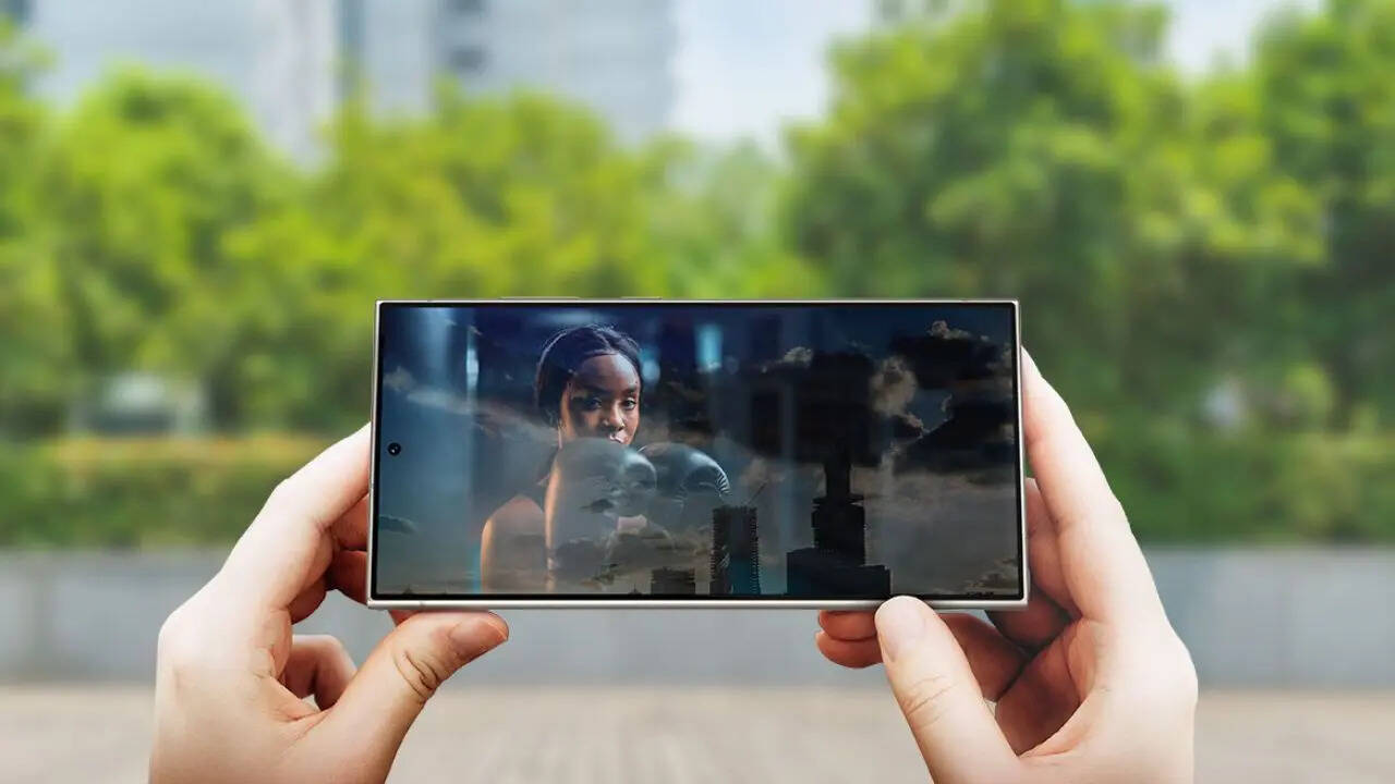 ​Samsung Galaxy S24 Ultra के फीचर्स की बात करें तो इसमें कंपनी ने ग्राहकों को 6.8 इंच की डायनेमिक एमोलेड स्क्रीन दी गई है। डिस्प्ले को टूटने से बचाने के लिए कंपनी ने इसमें Corning Gorilla Armor की प्रोटेक्शन दी है। आउट ऑफ द बॉक्स इस स्मार्टफोन में आपको एंड्रॉयड 14 का सपोर्ट मिलेगा। 