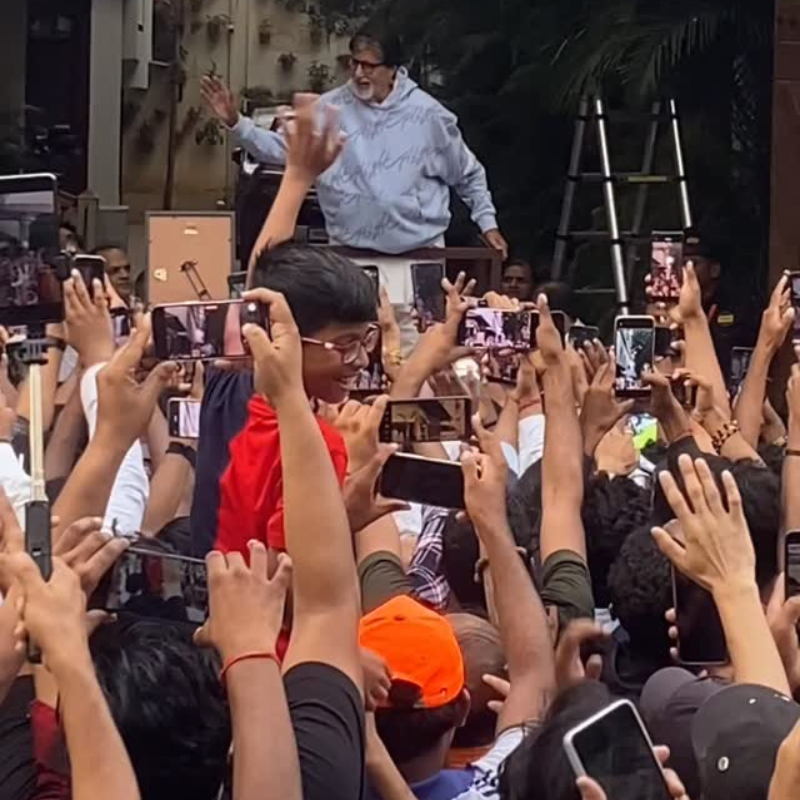 फैंस से मिले अमिताभ बच्चन