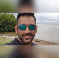 MS Dhoni Viral Photo क्या धोनी IPL 2026 में मुंबई इंडियंस से खेलेंगे वायरल तस्वीर से सोशल मीडिया पर हलचल