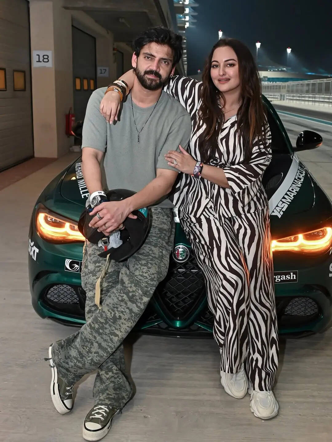 फैंस ने उतारी जोड़ी की नजरें 