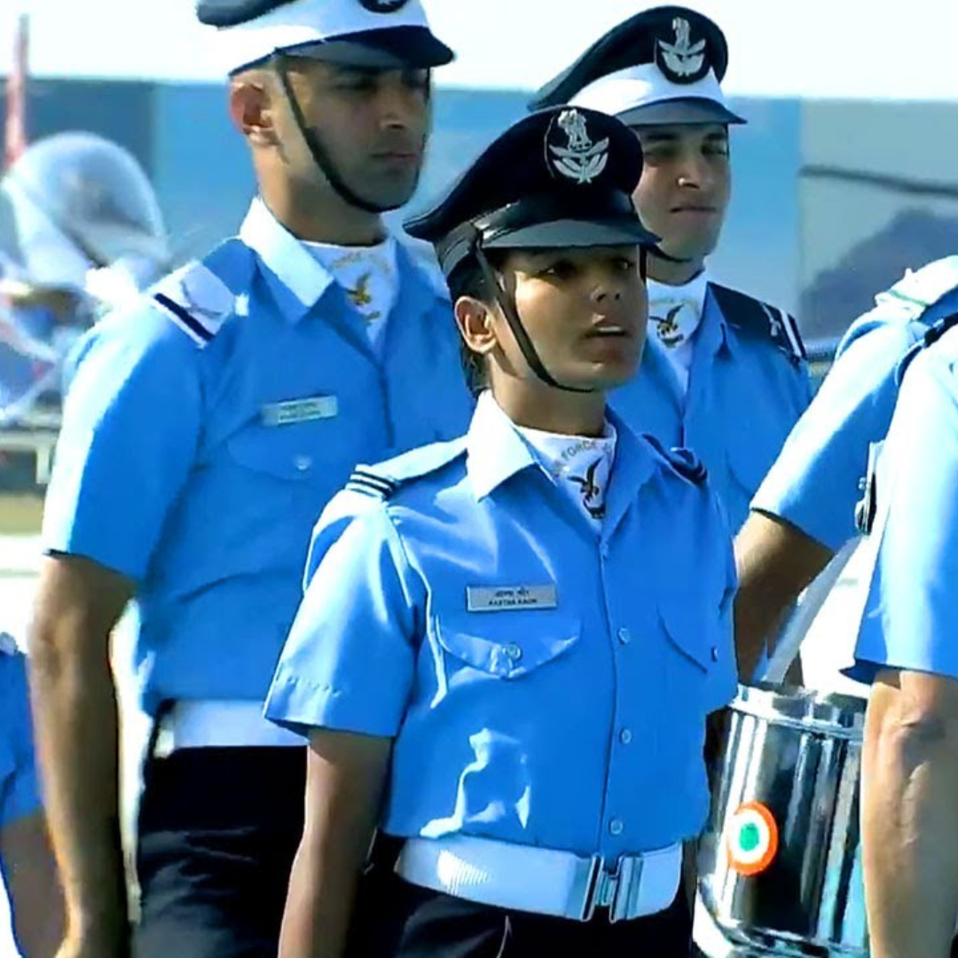 महिला और पुरुषों की यूनिफॉर्म