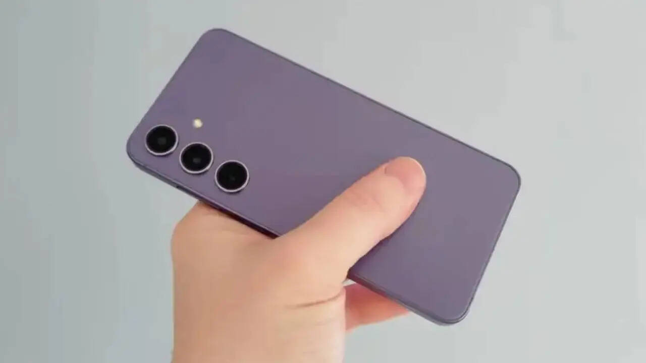 Samsung Galaxy S23 5G को फ्लिपकार्ट पर 89999 रुपये की कीमत में लिस्ट किया गया है। हालांकि फेस्टिव सीजन के मौके पर कंपनी ग्राहकों को इस प्रीमियम फोन पर पूरे 50 का बड़ा डिस्काउंट दे रही है। इस ऑफर का फायदा लेकर आप इसे सिर्फ 44999 रुपये की कीमत में खरीद सकते हैं। आपके सीधे-सीधे 45000 रुपये बचने वाले हैं।