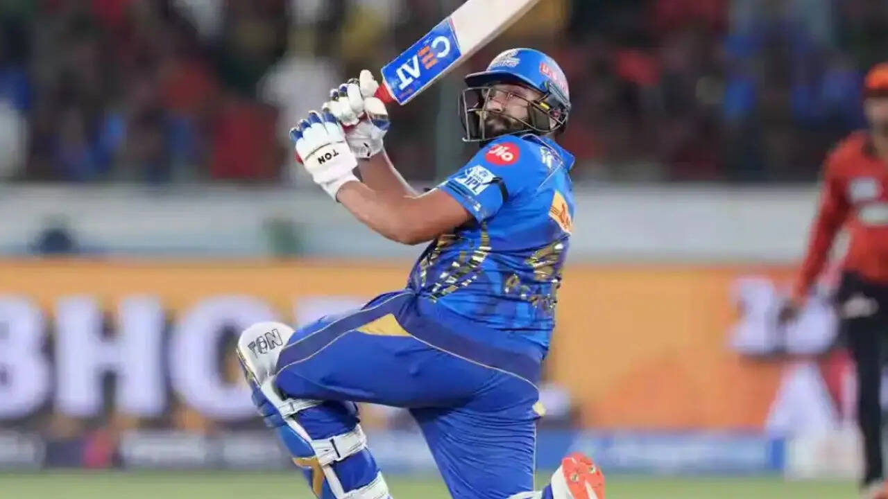 रोहित शर्मा के पास इससे पहले Lamborghini Urus SE Range Rover HSE Long Wheelbase Mercedes-Benz S-Class और GLS 400d BMW M5 कारें हैं। इसके अलावा उनके पास Skoda Octavia और Toyota Fortuner भी है। 