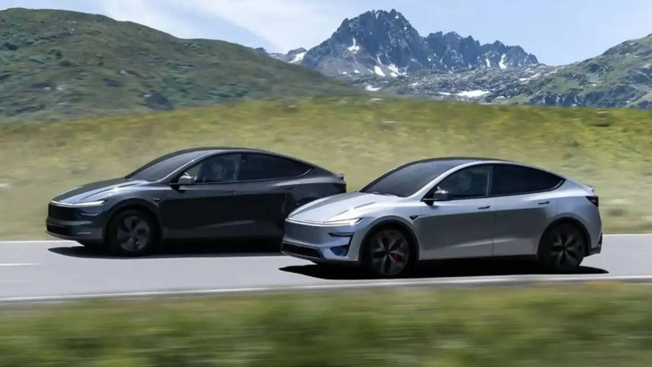Tesla Model Y की कीमत की बात करें तो इसकी एक्स-शोरूम कीमत 5989 रुपये है। अगर आप इसका Long Range वेरिएंट खरीदते हैं तो इसकी एक्स-शोरूम कीमत 6789 लाख रुपय तक जाती है। पूर्व भारतीय कप्तान रोहित शर्मा ने Tesla Model Y RWD Standard Range वेरिएंट खरीदी है।