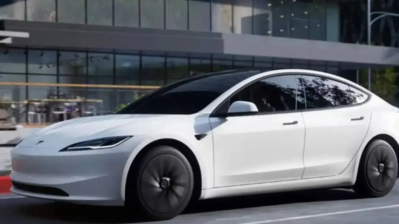 इसके साथ ही इसमें आपको ऑटोनामस इमरजेंस ब्रेकिंग ब्लाइंड स्पॉट मॉनिटरिंग फॉरवर्ड कोलिजन वार्निंग डिपार्चर अवॉइंडेंस और 360 कैमरा जैसे एडवांस और जरूरी सेफ्टी फीचर्स दिए गए हैं। इसके साथ ही कंपनी ने कार में ABS with EBD भी उपलब्ध कराए हैं। इसमें आपको इलेक्ट्रॉनिक स्टेबिलिटी कंट्रोल जैसे सेफ्टी फीचर्स भी मिलते हैं। 