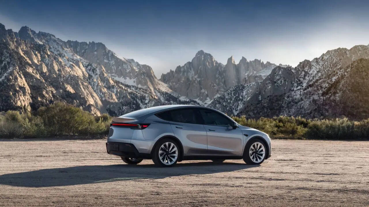 Tesla Model Y में कंपनी ने एक से बढ़कर एक सेफ्टी फीचर्स दिए हैं। इस कार को Insurance Institute for Highway Safety IIHS की तरफ टॉप सेफ्टी पिक प्लस रेटिंग दी गई है। Tesla Model Y को कंपनी ने ADAS Advanced Driver Assistance System से लैस किया है।