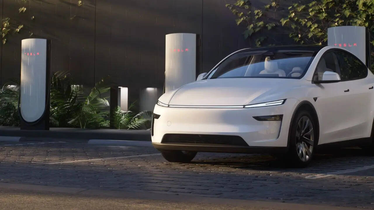 SUV Tesla Model Y के दूसरे फीचर्स की बात करें तो इसमें कंपनी ने ऑटो नेविगेशन हीटेड सीट्स आटमैटिक क्लाइमेट कंट्रोल सिस्टम वॉइस कमांड्स और ओवर द एयर सॉफ्टवेयर अपडेट्स जैसे हाई टेक फीचर्स उपलब्ध कराए गए हैं।