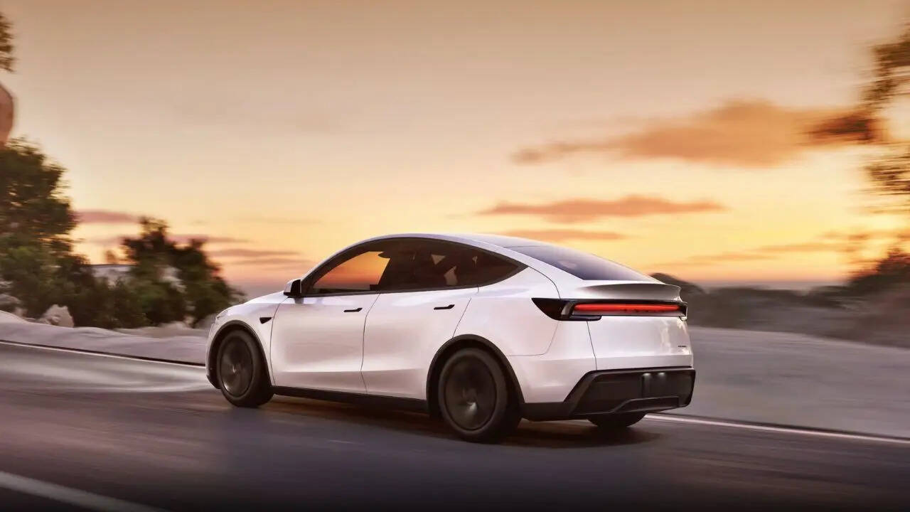 आपको बता दें कि SUV Tesla Model Y परफॉर्मेंस लग्जरी और एडवांस टेक्नोलॉजी का एक एक जबरदस्त कॉम्बिनेशन है। यह दूसरी इलेक्ट्रिक गाड़ियों से बिल्कुल अलग है। इसमें आपको 15 इंच का टचस्क्रीन डैशबोर्ड है जिसमें आपको Netflix YouTube समेत कई सारे ऐप्स चलाने की सुविधा मिलती है। मतलब ड्राइव के समय आपको फुल एंटरटेनमेंट मिलने वाला है।