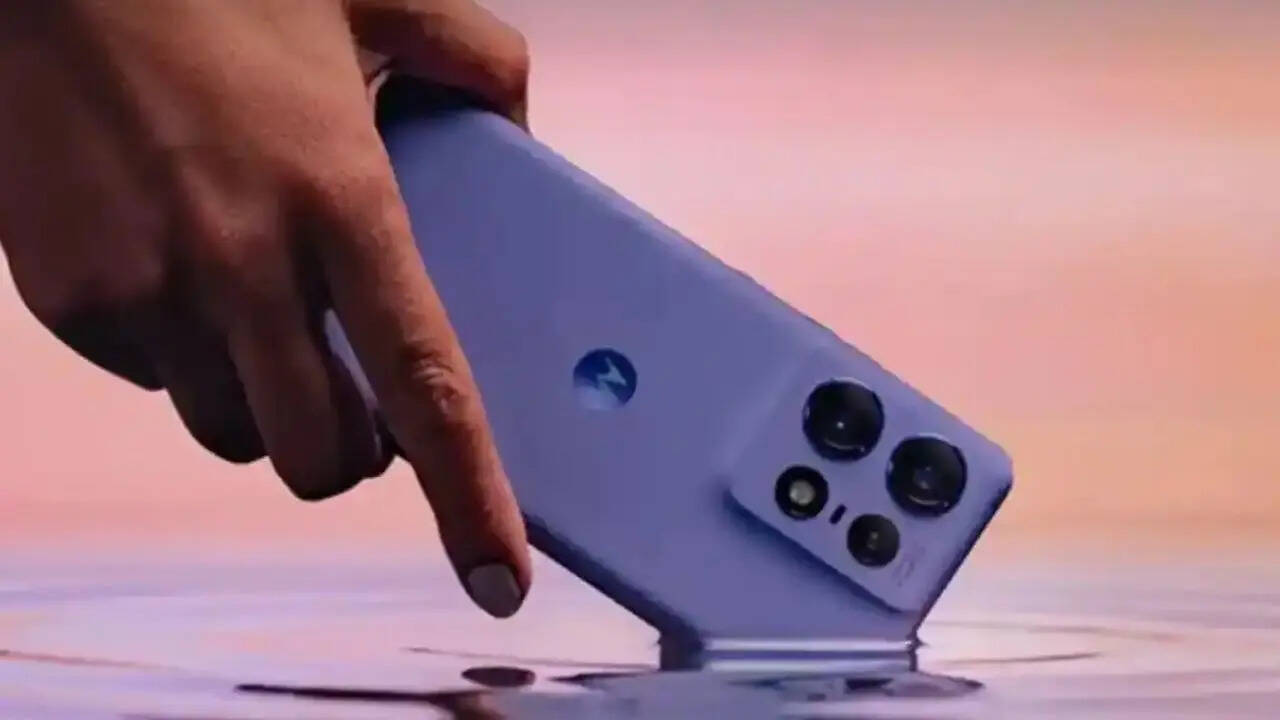 Motorola Edge 60 Pro में कंपनी ने ट्रिपल कैमरा सेटअप दिया है जिसमें 501050 मेगापिक्सल का कैमरा मिलता है। सेल्फी और वीडियो कॉलिंग के लिए इसमें 50 मेगापिक्सल का फ्रंट कैमरा दिया गया है। परफॉर्मेंस के लिए मोटो के इस फोन में Mediatek Dimensity 8350 Extreme प्रोसेसर मिलता है। वहीं इसमें आपको 16GB तक की रैम और 512GB तक की स्टोरेज ऑप्शन मिलती है। 