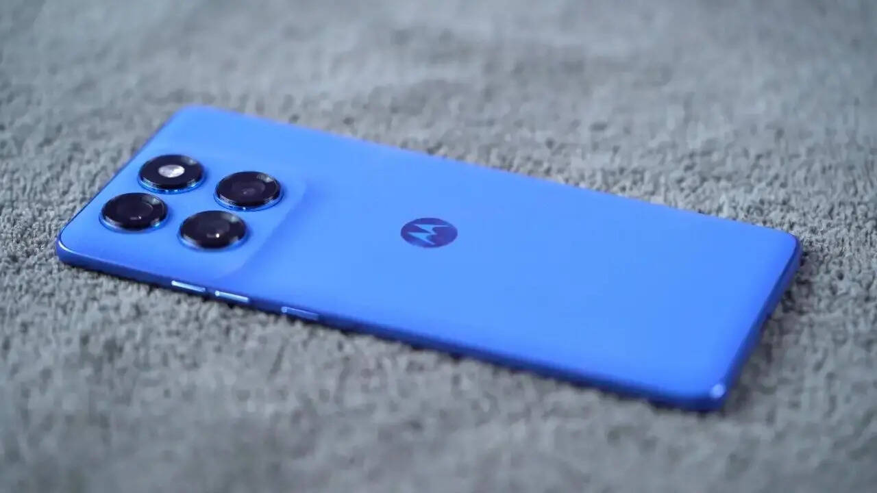 फेस्टिव सीजन में इस समय स्मार्टफोन्स पर धमाकेदार ऑफर्स चल रहे हैं। ई-कॉमर्स वेबसाइट फ्लिपकार्ट अपने करोड़ों ग्राहकों को बजट से लेकर प्रीमियम सेगमेंट तक में स्मार्टफोन्स पर धांसू डील दे रही है। फेस्टिव ऑफर का लाभ लेकर आप महंगे स्मार्टफोन्स को भी सस्ती कीमत में खरीदकर घर ले जा सकते हैं।