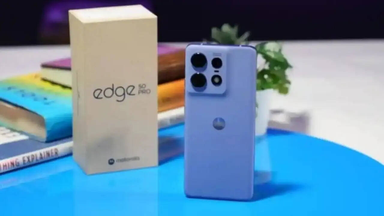 अगर आप एक ऐसा स्मार्टफोन चाहते हैं जिसमें कर्व्ड डिस्प्ले हो शानदार कैमरा हो और साथ ही बड़ी रैम और बड़ी स्टोरेज मिले तो आप Motorola Edge 60 Pro की तरफ  जा सकते हैं। इस स्मार्टफोन की कीमत में एक बार फिर से बड़ी कटौती हुई है जिसके बाद आप इसे हजारों रुपये के डिस्काउंट के साथ खरीद सकते हैं। 