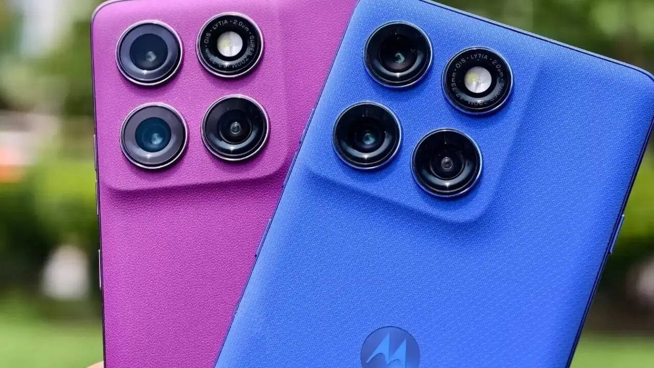 Motorola Edge 60 Pro में आपको ईको लेदर बैक फिनिश डिजाइन मिलता है। इसमें कंपनी ने 67 इंच की बड़ी डिस्प्ले दी है जिसमें 120Hz का रिफ्रेश रेट और 4500 निट्स तक की पीक ब्राइटनेस मिलती है। डिस्प्ले में Corning Gorilla Glass 7i की प्रोटेक्शन दी गई है। आउट ऑफ द बॉक्स स्मार्टफोन एंड्रॉयड 15 पर रन करता है। 