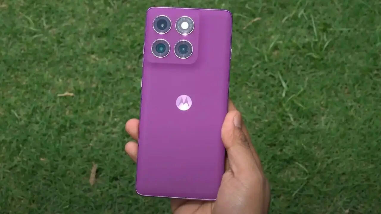 फ्लिपकार्ट ग्राहकों को फ्लैट डिस्काउंट के साथ ही इस पर धमाकेदार एक्सचेंज ऑफर भी दे रहा है। एक्सचेंज ऑफर में आप 22450 रुपये तक की एक्स्ट्रा सेविंग कर सकते हैं। अगर आप इस ऑपर में 12-15 हजार रुपये की भी बचत कर पाए तो Motorola Edge 60 Pro आपको करीब-करीब 15 हजार रुपये का ही मिल जाएगा। हालांकि आपको इस बात का ध्यान रखना होगा कि एक्सचेंज वैल्यू आपके पुराने फोन की वर्किंग और फिजिकल कंडीशन पर निर्भर करेगी।