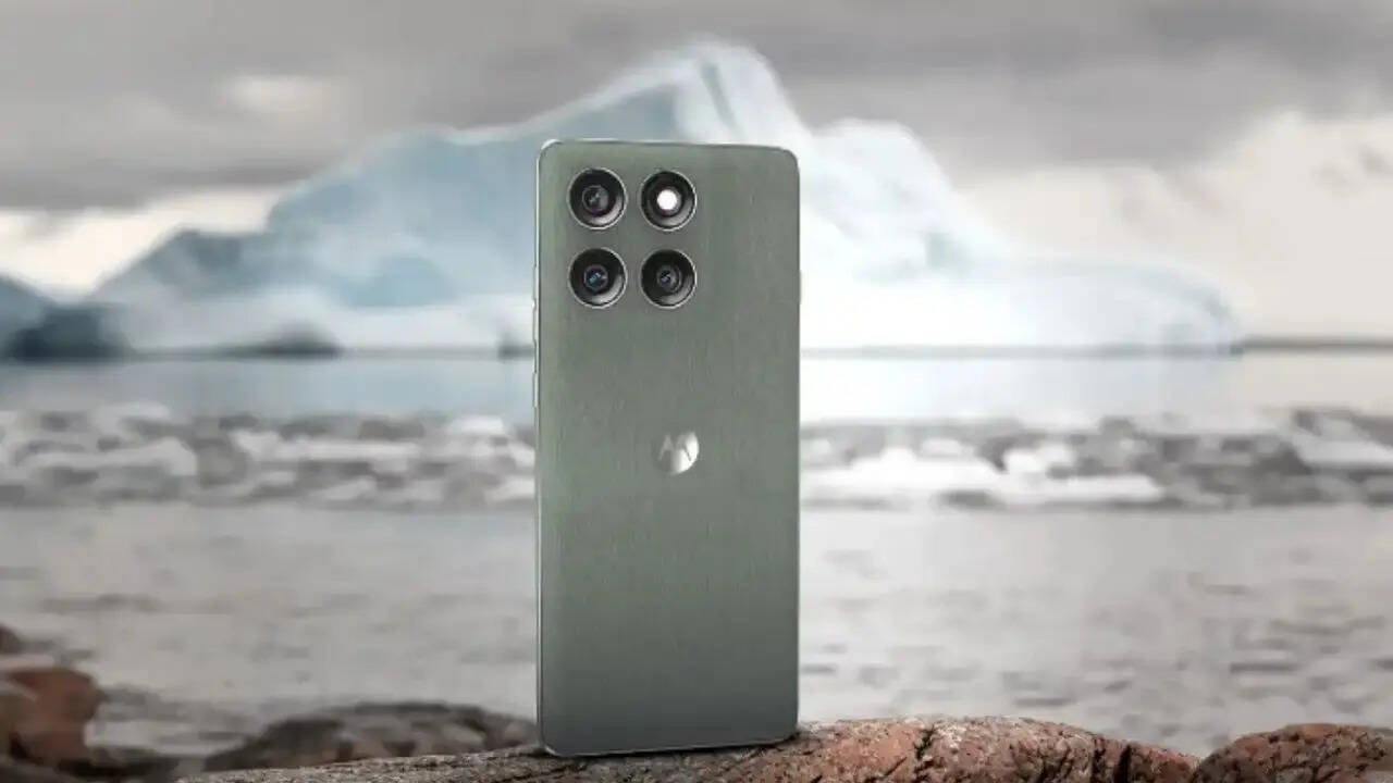 आपको बता दें कि Motorola Edge 60 Pro को फ्लिपकार्ट में 36999 रुपये की कीमत में लिस्ट किया गया है। लेकिन अब फेस्टिव सीजन में इसकी कीमत काफी ज्यादा कम हो चुकी है। कंपनी ग्राहकों को इस धांसू फोन में 27 का फ्लैट डिस्काउंट दे रही है। ऑफर के साथ आप इसे सिर्फ 26999 रुपये में खरीद सकते हैं। अगर आप बैंक और एक्सचेंज ऑफर का फायदा लेते हैं तो यह फोन आपको और भी कम कीमत में मिल जाएगा। 