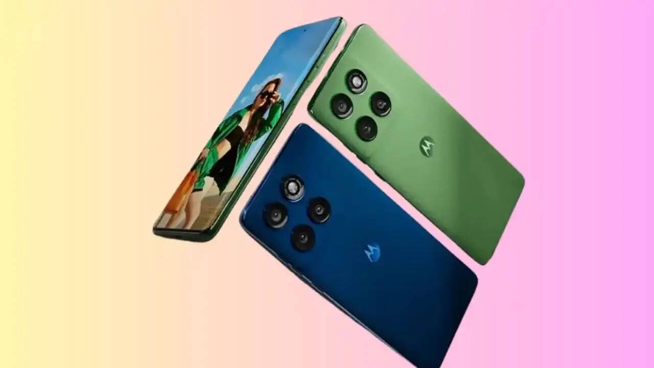 Motorola Edge 60 Pro में आपको एक दो नहीं बल्कि कई सारे तगड़े फीचर्स मिलते हैं। इसका कर्व्ड डिस्प्ले डिजाइन लोगों का ध्यान अपनी तरफ खींचता है। इसके अलावा इसमें आपको 256GB की बड़ी मेमोरी और रियर में शानदार ट्रिपल कैमरा सेटअप मिलता है। सेल्फी लवर्स के लिए इस स्मार्टफोन में कंपनी ने 50 मेगापिक्सल का शानदार फ्रंट कैमरा दिया है।