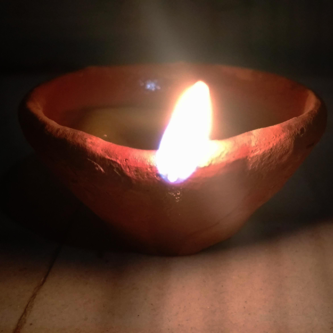 ​मिट्टी या धातु के दीपक​