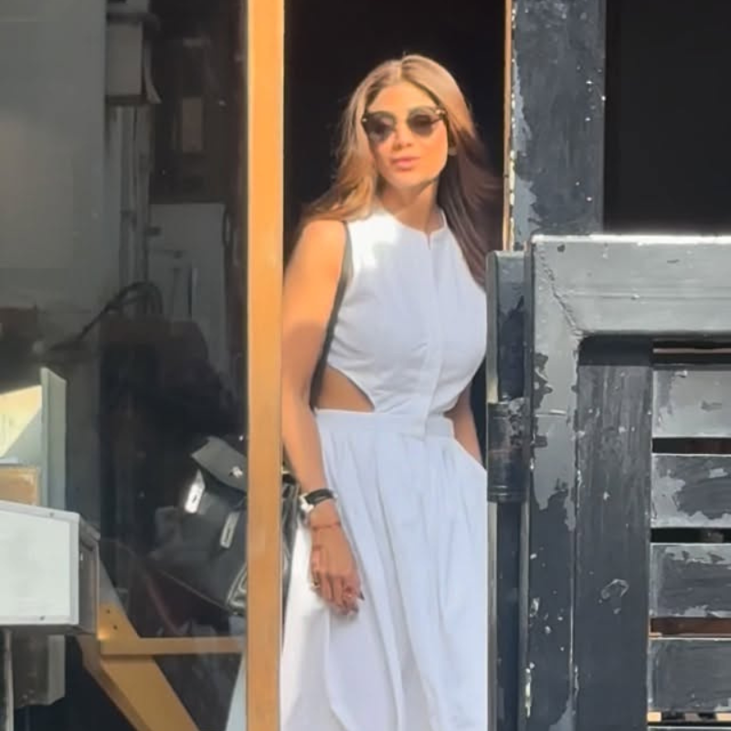 शिल्पा शेट्टी की पतली कमर ने खींचा ध्यान