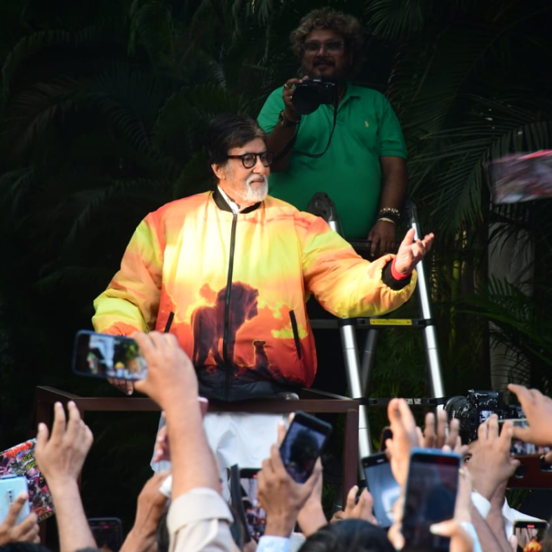 अमिताभ बच्चन ने बांटे गिफ्ट