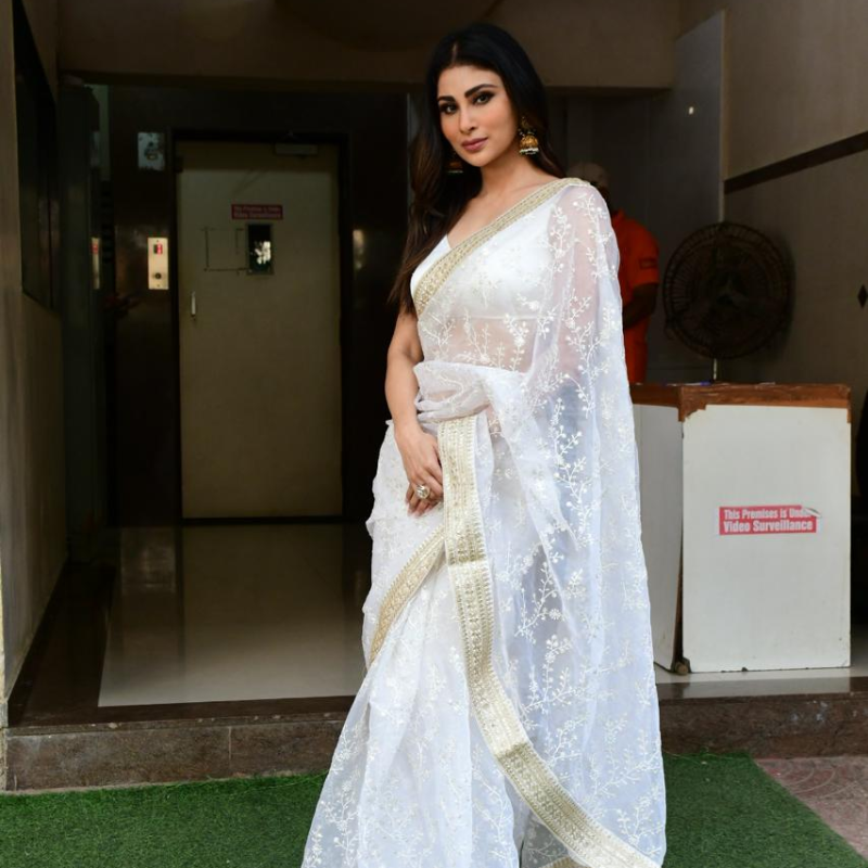 साड़ी पहने दिखीं मौनी रॉय