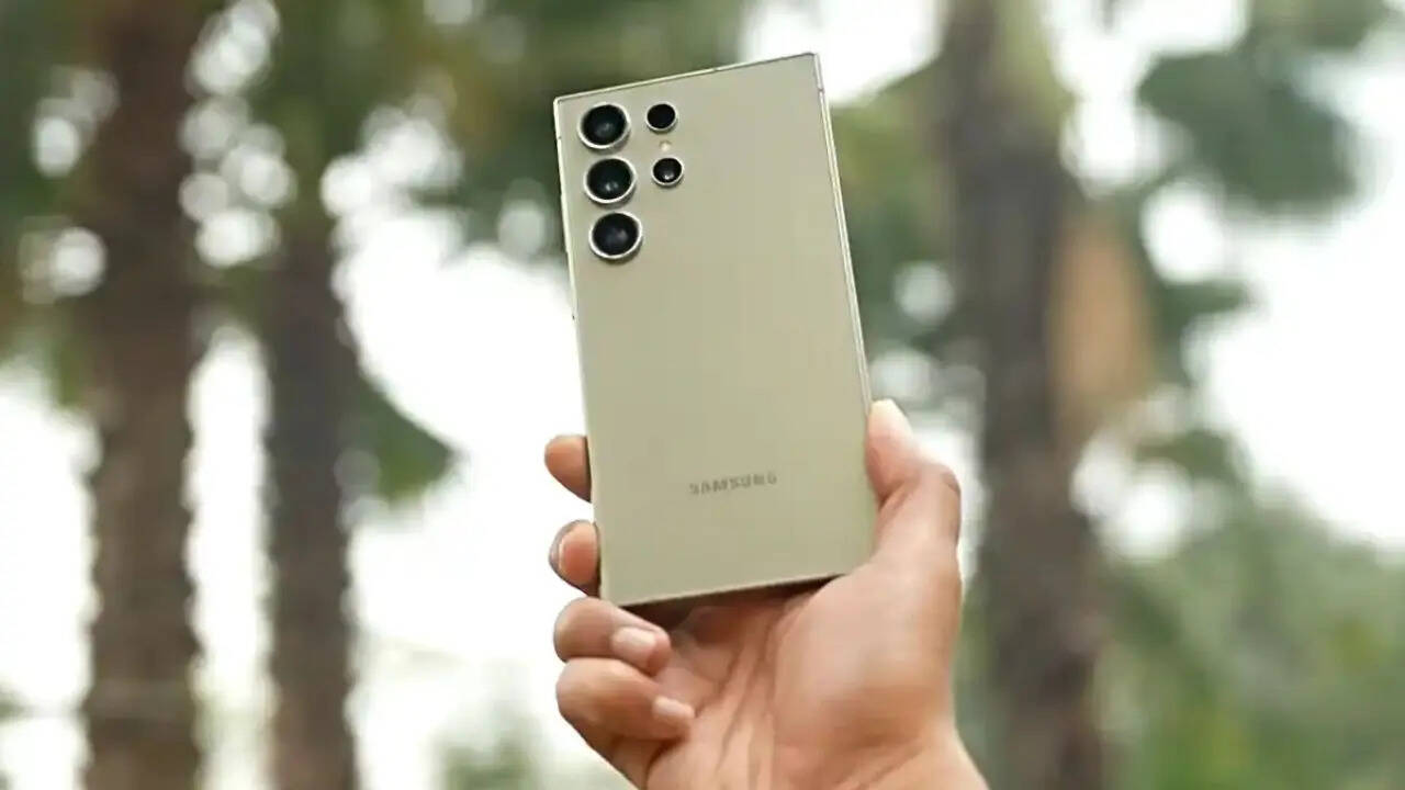 ​Samsung Galaxy S23 Ultra के फीचर्स की बात करें तो इसमें आपको 6.8 इंच की डिस्प्ले मिलती है। परफॉर्मेंस के लिए इसमें Snapdragon 8 Gen 2 चिपसेट मिलता है। इसमें कंपनी ने 12GB की रैम दी है जबकि 1TB तक की स्टोरेज मिलती है। फोटोग्राफी के लिए इसमें 200+10+10+12 मेगापिक्सल के चार सेंसर मिलते हैं।