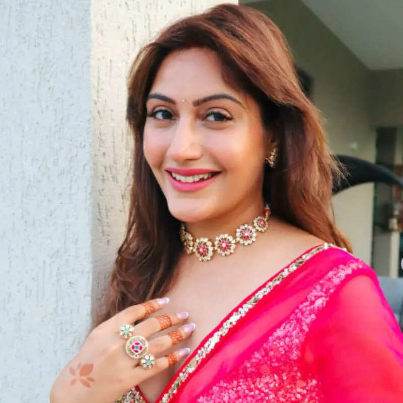 ट्रेडिशनल लुक में बेहद प्यारी लगीं सुरभि चंदना