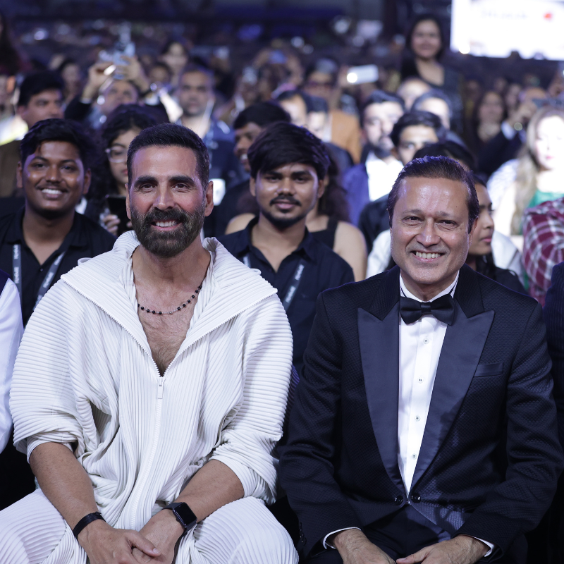 एमडी विनीत जैन के साथ दिखे अक्षय कुमार